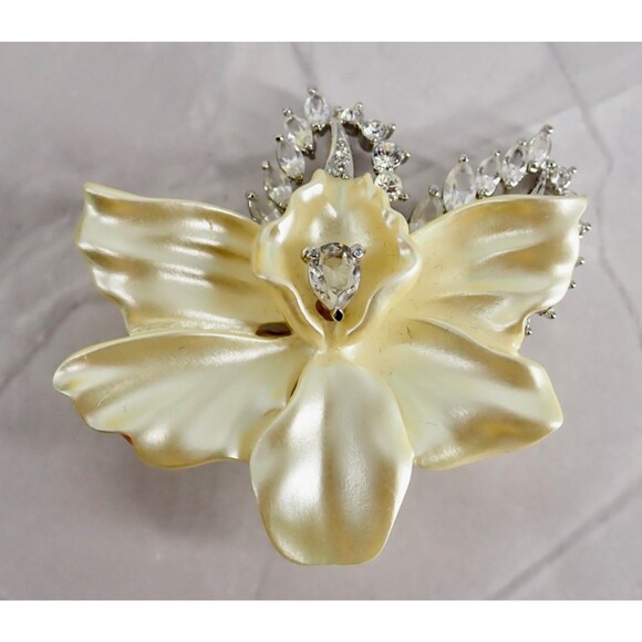 Nolan Miller Signed Ivory Orchid Floral Clear Crystal Rhinestones Brooch Vintage - Picture 2 of 16